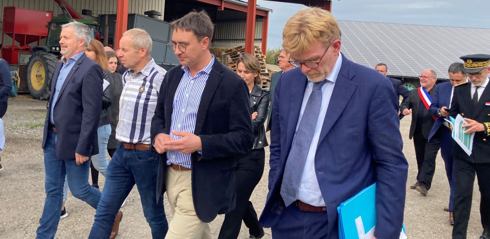 Marc Fesneau, ministre de l'Agriculture (au premier plan), en visite sur l'exploitation de Vincent Bournaison (à sa droite), agriculteur à Livry-Louvercy (Marne) et producteur de pommes de terre, accompagné de Bertrand Achte (chemise rayée), vice-président de l'UNPT, le 27 octobre 2022. Marc Fesneau, ministre de l'Agriculture (au premier plan), en visite sur l'exploitation de Vincent Bournaison (à sa droite), agriculteur à Livry-Louvercy (Marne) et producteur de pommes de terre, accompagné de Bertrand Achte (chemise rayée), vice-président de l'UNPT, le 27 octobre 2022.
