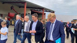 Marc Fesneau, ministre de l'Agriculture (au premier plan), en visite sur l'exploitation de Vincent Bournaison (à sa droite), agriculteur à Livry-Louvercy (Marne) et producteur de pommes de terre, accompagné de Bertrand Achte (chemise rayée), vice-président de l'UNPT, le 27 octobre 2022. Marc Fesneau, ministre de l'Agriculture (au premier plan), en visite sur l'exploitation de Vincent Bournaison (à sa droite), agriculteur à Livry-Louvercy (Marne) et producteur de pommes de terre, accompagné de Bertrand Achte (chemise rayée), vice-président de l'UNPT, le 27 octobre 2022.