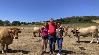Christian et Josiane Teil et leur fille Alexandra Berthon produisent des vaches et des génisses de boucherie aubrac ainsi que des veaux simmental et des porcs élevés sur paille. Christian et Josiane Teil et leur fille Alexandra Berthon produisent des vaches et des génisses de boucherie aubrac ainsi que des veaux simmental et des porcs élevés sur paille.