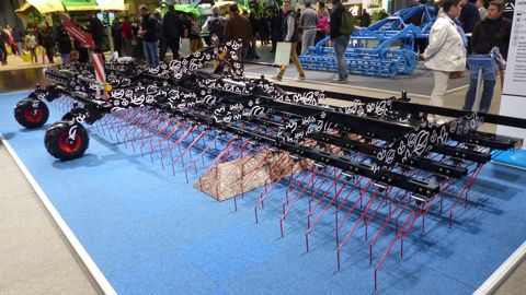 Un prototype de herse étrille chez Lemken / Steketee Un prototype de herse étrille chez Lemken / Steketee