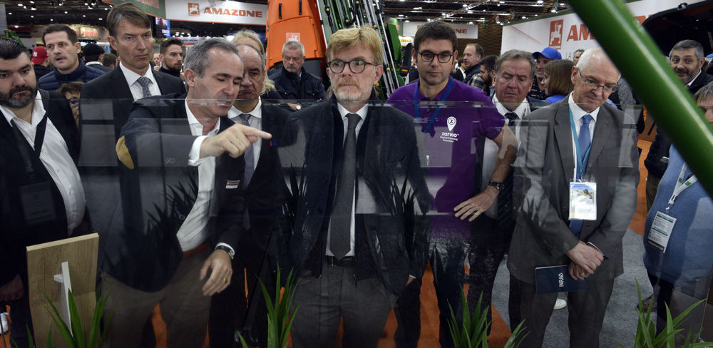 Marc Fesneau s'est intéressé aux nouvelles technologies comme la pulvérisation ciblée lors de sa visite au Sima, ce 7 novembre 2022.