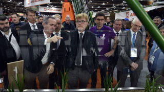 Marc Fesneau s'est intéressé aux nouvelles technologies comme la pulvérisation ciblée lors de sa visite au Sima, ce 7 novembre 2022. Marc Fesneau s'est intéressé aux nouvelles technologies comme la pulvérisation ciblée lors de sa visite au Sima, ce 7 novembre 2022.