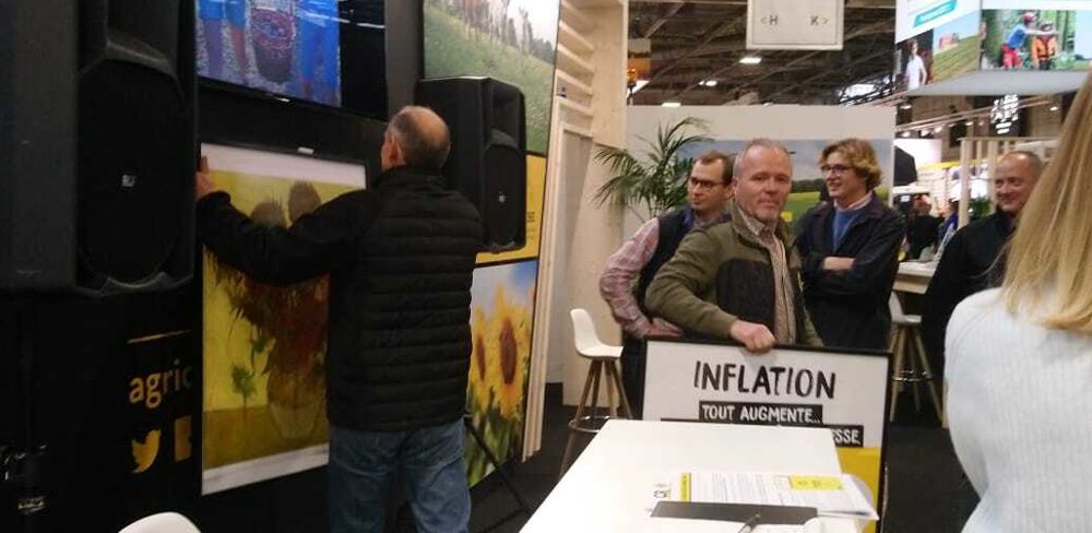 Une reproduction du tableau des tournesols de Van Gogh, a été recouverte de sauce tomate par la Coordination rurale sur le stand du ministère de l'Agriculture au Sima le 6 octobre 2022.