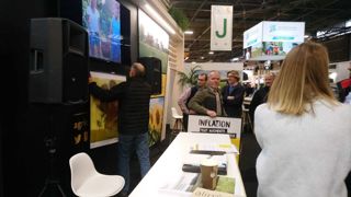 Une reproduction du tableau des tournesols de Van Gogh, a été recouverte de sauce tomate par la Coordination rurale sur le stand du ministère de l'Agriculture au Sima le 6 octobre 2022. Une reproduction du tableau des tournesols de Van Gogh, a été recouverte de sauce tomate par la Coordination rurale sur le stand du ministère de l'Agriculture au Sima le 6 octobre 2022.