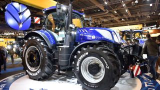 New Holland a dévoilé son T7.300 dimanche matin, lors d'un concert de percussions qui a fait trembler le Hall 6 du Sima. New Holland a dévoilé son T7.300 dimanche matin, lors d'un concert de percussions qui a fait trembler le Hall 6 du Sima.