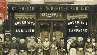 Ici, le Grand bureau de nourrices sur lieu, 24, rue du Cherche-Midi à Paris. Les nourrices et employées de l'agence alignées sur le trottoir devant la boutique, vers 1900. © Collection Grob/Kharbine Tapabor Ici, le Grand bureau de nourrices sur lieu, 24, rue du Cherche-Midi à Paris. Les nourrices et employées de l'agence alignées sur le trottoir devant la boutique, vers 1900. © Collection Grob/Kharbine Tapabor