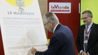 Dominique Langlois, le président d’Interbev, signant le manifeste au Salon international de l’agriculture. © Interbev Dominique Langlois, le président d’Interbev, signant le manifeste au Salon international de l’agriculture. © Interbev