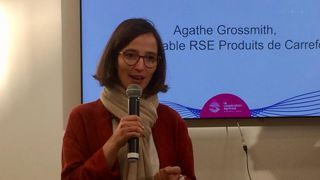 « La RSE permet de porter le nouveau message de notre enseigne », a témoigné Agathe Grossmith, responsable de la RSE chez Carrefour, sur le stand de Coop de France au Salon de l’agriculture. © A. Cardinaux/GFA « La RSE permet de porter le nouveau message de notre enseigne », a témoigné Agathe Grossmith, responsable de la RSE chez Carrefour, sur le stand de Coop de France au Salon de l’agriculture. © A. Cardinaux/GFA