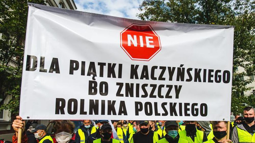 Un groupe de manifestants opposés aux mesures parlementaires, qui estiment qu’elles « détruisent les agriculteurs polonais ». © K. Makurat