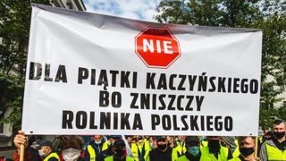 Un groupe de manifestants opposés aux mesures parlementaires, qui estiment qu’elles « détruisent les agriculteurs polonais ». © K. Makurat Un groupe de manifestants opposés aux mesures parlementaires, qui estiment qu’elles « détruisent les agriculteurs polonais ». © K. Makurat