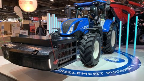 Pour plus d’autonomie, la réserve additionnelle s'attèle aux relevages, avant ou arrière, du tracteur T6 Methane Power. Pour plus d’autonomie, la réserve additionnelle s'attèle aux relevages, avant ou arrière, du tracteur T6 Methane Power.