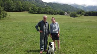 Attachés à la race de leurs aïeux, Pierre Guillot et sa fille Pauline ont intégré plusieurs Villard-de-Lans dans leur troupeau, où elles apportent « de la vie et de la couleur » au milieu des montbéliardes. Attachés à la race de leurs aïeux, Pierre Guillot et sa fille Pauline ont intégré plusieurs Villard-de-Lans dans leur troupeau, où elles apportent « de la vie et de la couleur » au milieu des montbéliardes.
