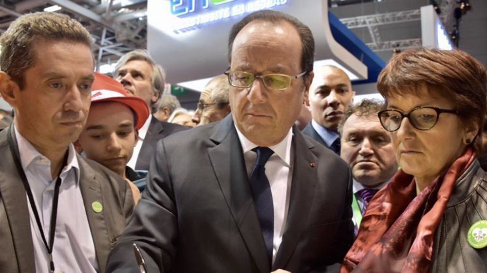 © François Hollande entouré de Jérôme Despey, secrétaire général adjoint de la FNSEA et de Christiane Lambert. R. Aries/GFA