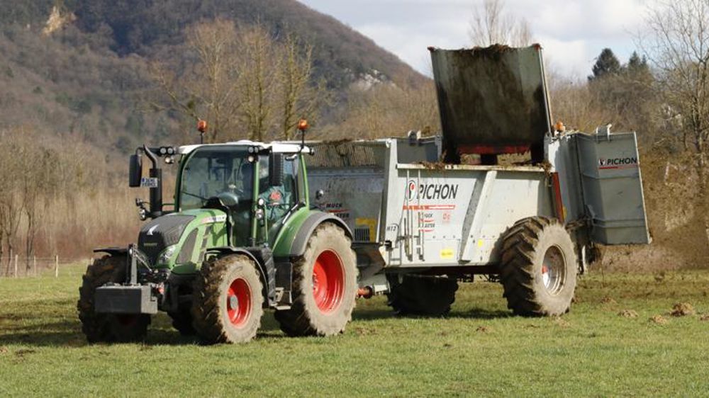 Le parc matériel des Cuma comprend 9 850 épandeurs à fumier. © P. Peeters