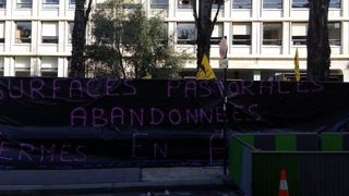 Manifestation de la Confédération paysanne au ministère de l’Agriculture le 14 mars 2018 en faveur des zones pastorales. © Twitter/Confédération paysanne Manifestation de la Confédération paysanne au ministère de l’Agriculture le 14 mars 2018 en faveur des zones pastorales. © Twitter/Confédération paysanne