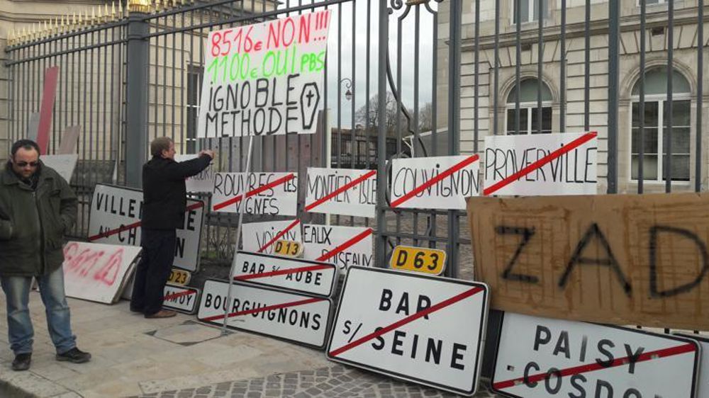 Action devant la préfecture de Troyes, le 14 février 2018. © FDSEA10