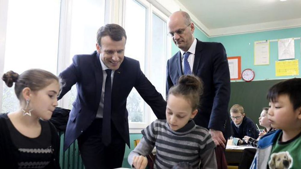 Emmanuel Macron et Jean-Michel Blanquer, le ministre de l’Éducation nationale, dans une école rurale à Rilly-sur-Vienne (Indre-et-Loire). © Twitter/J.-M. Blanquer