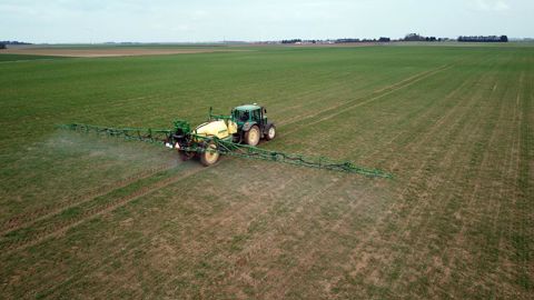 « Entre 2008 et 2019, la quantité de substances actives agricoles (QSA) vendues a diminué de 36 %. Par contre, le nombre moyen de traitements a bien augmenté (Nodu) de 25 % », note Max Bauer, secrétaire général adjoint de la Coordination rurale, dans une lettre ouverte à Nicolas Hulot. © C. Faimali/GFA « Entre 2008 et 2019, la quantité de substances actives agricoles (QSA) vendues a diminué de 36 %. Par contre, le nombre moyen de traitements a bien augmenté (Nodu) de 25 % », note Max Bauer, secrétaire général adjoint de la Coordination rurale, dans une lettre ouverte à Nicolas Hulot. © C. Faimali/GFA