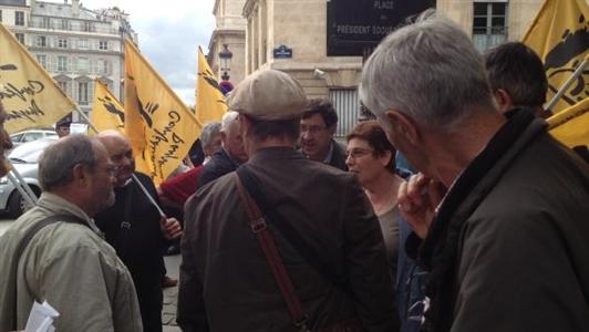 La Confédération paysanne manifeste devant l'Assemblée nationale.