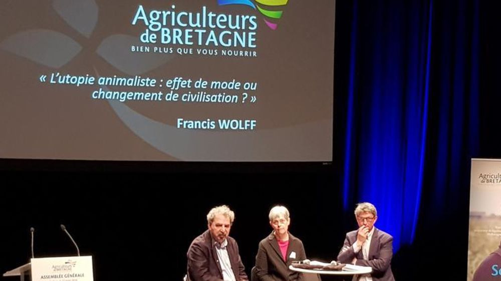Assemblée générale d’Agriculteurs de Bretagne ce 27 mars 2018 à Carhaix (Finistère), avec Francis Wolff (à gauche), philosophe, Danièle Even, éleveuse et présidente d’Agriculteurs de Bretagne, et Yves Fantou, président d’Interbev de Bretagne. © M.-G. Miossec