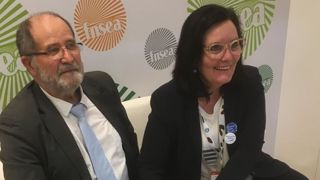 Marie-Thérèse Bonneau, première vice-présidente de la FNPL (à gauche), et Paul Cammal, président du CPA, se sont retrouvés sur le stand de la FNSEA pour officialiser publiquement la signature, par la FNPL de la charte 100 % APE. © CPA Marie-Thérèse Bonneau, première vice-présidente de la FNPL (à gauche), et Paul Cammal, président du CPA, se sont retrouvés sur le stand de la FNSEA pour officialiser publiquement la signature, par la FNPL de la charte 100 % APE. © CPA
