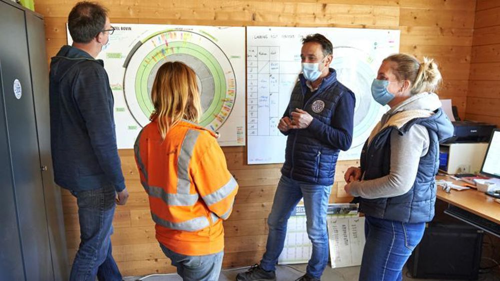 Un exploitant et ses salariés dans un élevage de la Loire-Atlantique (photo d’illustration). © Thierry Pasquet