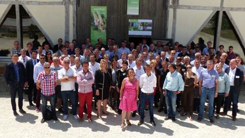 Photo de filière à l’occasion du séminaire « Le sainfoin réinventé ». Au centre : Pascale Gombault, présidente de Sainfolia et de Multifolia, et Mickaël Routier, chef de produits pour ruminants chez MG2Mix. © V. Scarlakens