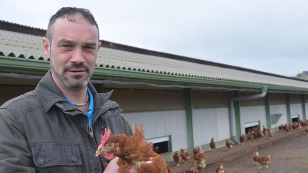 Jérôme Massé, éleveur de poules pondeuses en plein air dans la Sarthe, produit des œufs pour la marque « C’est qui le patron ». © Y. Boloh