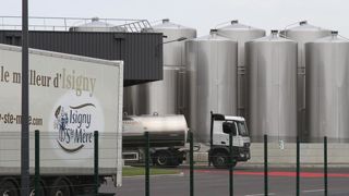 La valorisation tant attendue du lait, depuis la mise en service en 2015 des nouvelles tours de séchage affectées à la production de poudre de lait infantile, s’est concrétisée en 2017. Et les perspectives sont prometteuses à l’issue du premier trimestre de 2018. © A. Dufumier La valorisation tant attendue du lait, depuis la mise en service en 2015 des nouvelles tours de séchage affectées à la production de poudre de lait infantile, s’est concrétisée en 2017. Et les perspectives sont prometteuses à l’issue du premier trimestre de 2018. © A. Dufumier