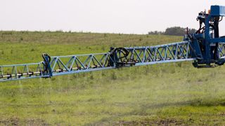 Le président du conseil départemental du Val-de-Marne bannit « symboliquement » le glyphosate de son territoire. © Christian Watier Le président du conseil départemental du Val-de-Marne bannit « symboliquement » le glyphosate de son territoire. © Christian Watier