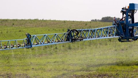 Le président du conseil départemental du Val-de-Marne bannit « symboliquement » le glyphosate de son territoire. © Christian Watier