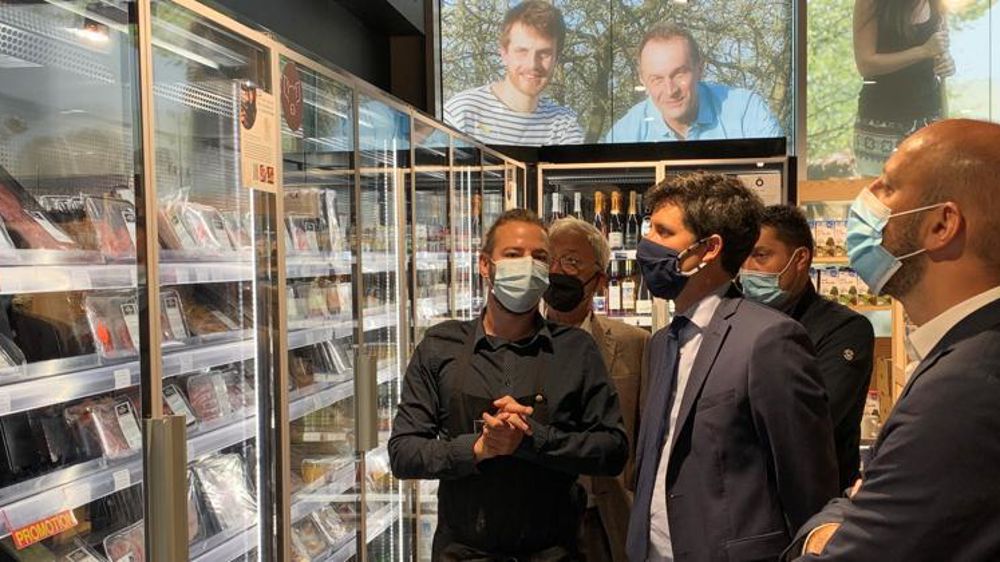 Le ministre de l’Agriculture, Julien Denormandie, visitait le magasin O’Fermier le 27 août dernier, pour soutenir le développement des circuits courts. © S. Bergot