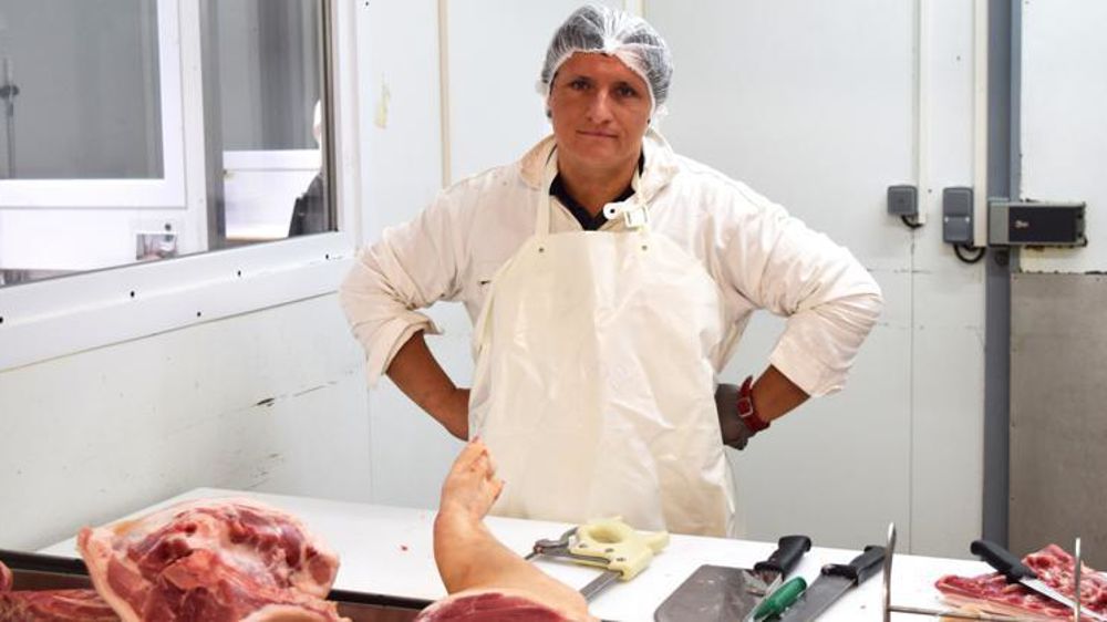 Baptiste Doré élève des porcs de Longué qu’il vient transformer dans les locaux de l’entreprise C’est Bio l’Anjou. © A. Mabire