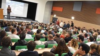 Il y avait foule au lycée de Vendôme pour écouter la conférence sur les alternatives au glyphosate. © A. Richard Il y avait foule au lycée de Vendôme pour écouter la conférence sur les alternatives au glyphosate. © A. Richard