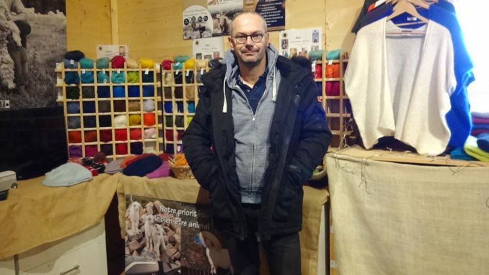 Olivier Cuer vend pelotes, vêtements et accessoires confectionnés avec la laine de ses chèvres. © B. Lafeuille 