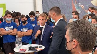 Emmanuel Macron, le 10 septembre, lors d’un échange avec le syndicat Jeunes agriculteurs à Corbières (Alpes-de-Haute-Provence). © Twitter @JeunesAgri Emmanuel Macron, le 10 septembre, lors d’un échange avec le syndicat Jeunes agriculteurs à Corbières (Alpes-de-Haute-Provence). © Twitter @JeunesAgri
