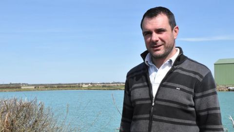 Damien Charpentier et son père vont construire une retenue des eaux de drainage sur un point en hauteur. Les eaux seront pompées dans les fossés de décembre à mars et comptabilisées pour alimenter la réserve de 100 000 m³. © Aude Richard