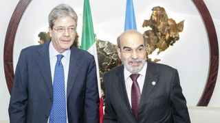 À droite, Jose Graziano da Silva, le directeur général de la FAO, et Paolo Gentiloni, le Premier ministre italien. © FAO À droite, Jose Graziano da Silva, le directeur général de la FAO, et Paolo Gentiloni, le Premier ministre italien. © FAO