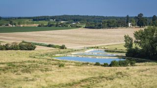 La FNSEA a déposé plainte contre le collectif « Bassines Non Merci » pour avoir diffusé une vidéo d’activistes en pleine dégradation d’une « bassine » de la Charente-Maritime. (photo d’illustration) © Jean-Bernard Nadeau La FNSEA a déposé plainte contre le collectif « Bassines Non Merci » pour avoir diffusé une vidéo d’activistes en pleine dégradation d’une « bassine » de la Charente-Maritime. (photo d’illustration) © Jean-Bernard Nadeau
