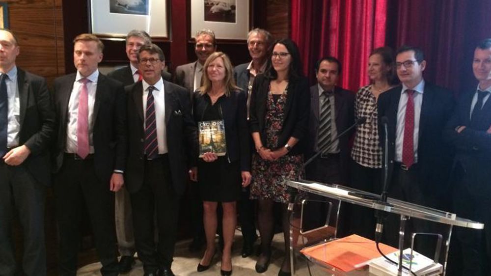 Philippe Chalmin, professeur d’histoire économique à l’Université Paris-Dauphine (au premier rang, troisième en partant de la gauche) en compagnie de plusieurs auteurs du rapport CyclOpe. © A. Magnard/GFA