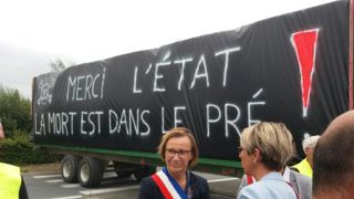 Une centaine d’éleveurs vendéens ont bloqué samedi 29 juillet le pont du Brault, en présence d’élus vendéens. Une centaine d’éleveurs vendéens ont bloqué samedi 29 juillet le pont du Brault, en présence d’élus vendéens.