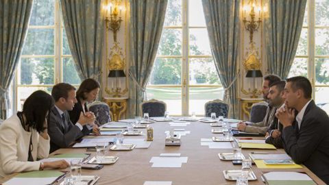 Emmanuel Macron veut relancer la réflexion pour améliorer à la fois l’installation et la transmission, a-t-il convenu avec Jeunes agriculteurs, reçus le 7 août 2017 à l’Élysée.®Présidence de la République.