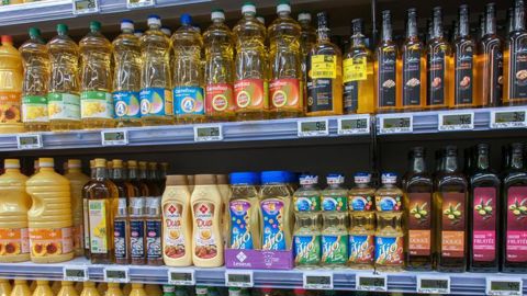 Selon les ministères de l’Agriculture et de l’Économie, l’huile de tournesol et le poisson sont les deux produits qui sont le plus susceptibles de subir des ruptures d’approvisionnement. © Agnès Massiot/GFA Selon les ministères de l’Agriculture et de l’Économie, l’huile de tournesol et le poisson sont les deux produits qui sont le plus susceptibles de subir des ruptures d’approvisionnement. © Agnès Massiot/GFA