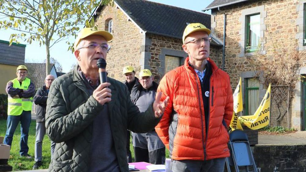 Faisant suite à l’analyse des eaux de la station d’épuration, la Coordination rurale (CR) demande des comptes au maire de Langouët. Ici Bernard Lannes, président de la CR, au côté de Jean-François Couëtil, président de la CR Bretagne. © I. Lejas