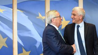 Une délégation de l’association Régions de France, conduite par son président Hervé Morin (à droite), a rencontré Jean-Claude Juncker, le président de la Commission européenne, pour échanger au sujet de la Pac et de la politique de cohésion de l’UE. © Union européenne Une délégation de l’association Régions de France, conduite par son président Hervé Morin (à droite), a rencontré Jean-Claude Juncker, le président de la Commission européenne, pour échanger au sujet de la Pac et de la politique de cohésion de l’UE. © Union européenne