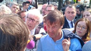 Nicolas Hulot est venu rencontrer les apiculteurs mobilisés par l’Unaf ce 7 juin 2018 à Paris. © Twitter/Unaf Nicolas Hulot est venu rencontrer les apiculteurs mobilisés par l’Unaf ce 7 juin 2018 à Paris. © Twitter/Unaf
