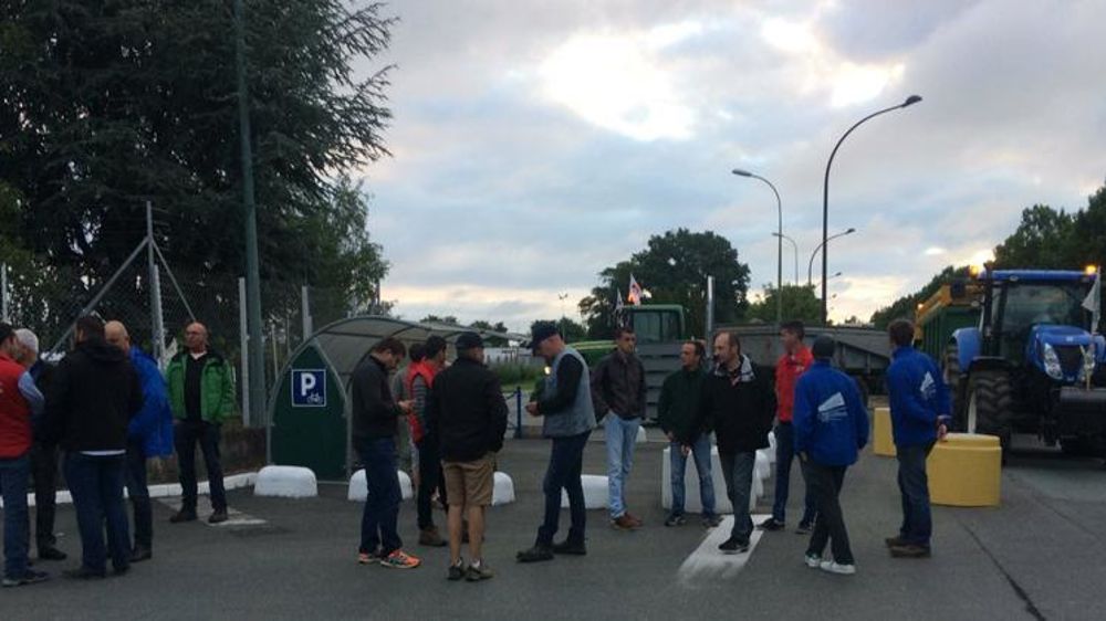 Mise en place du blocage du dépôt de Saint-Jean-de-Braye, dans le Loiret. © Twitter/FDSEA Loiret