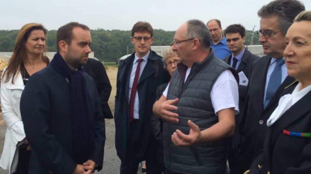 Sébastien Lecornu (deuxième à partir de la gauche) a fait ses annonces depuis une ferme largement investie dans les énergies renouvelables, dans les environs de Poitiers. © V. Gobert/GFA