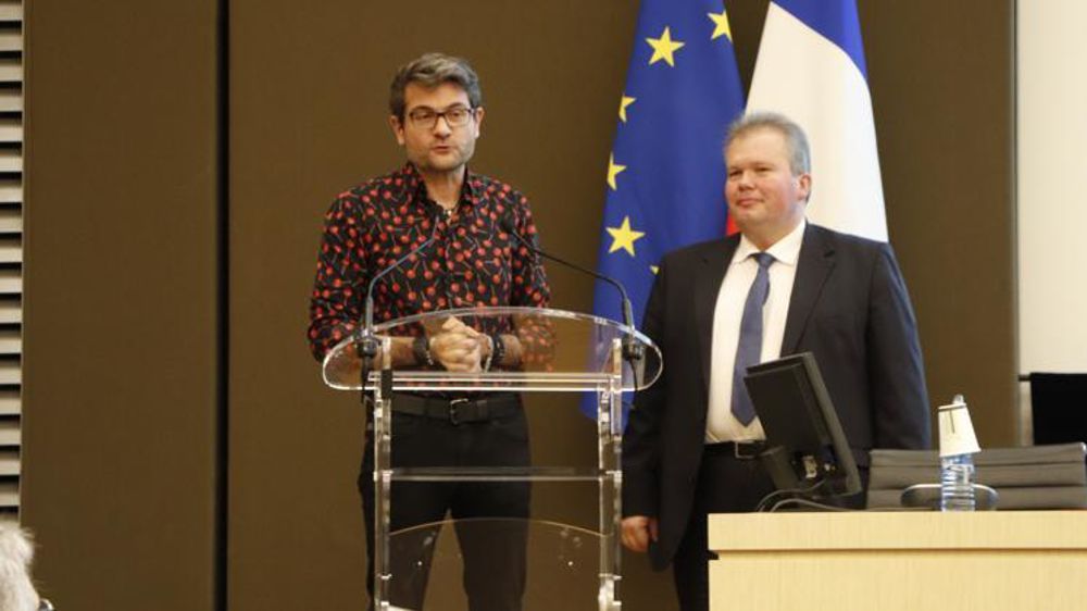 Olivier Dauvers, éditeur et directeur du think-tank Agro-Agri, et Jean Baptiste Moreau, agriculteur et député de la Creuse, ont présenté le 11 décembre à l’Assemblée nationale, un manifeste appelant à l’adoption d’une information transparente sur l’origine des produits. © A. Marcotte/GFA