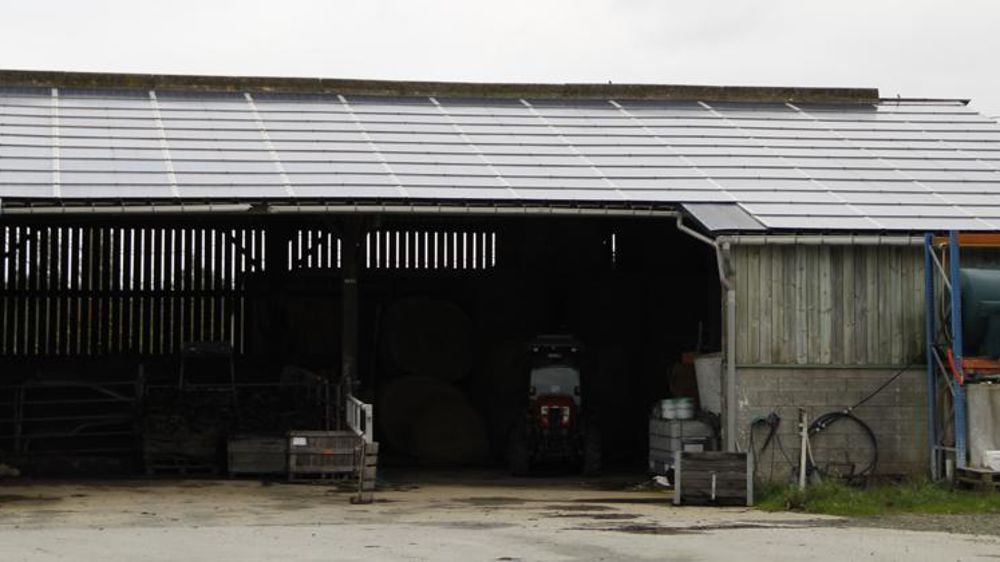 Les installations photovoltaïques sur hangars agricoles, moins rentables qu’avant, peuvent être financées par des groupements citoyens. © G. Baron/GFA